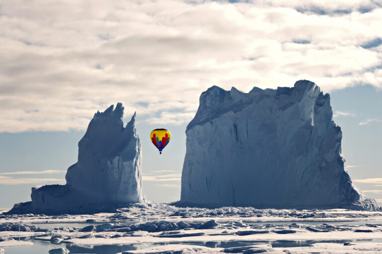 Hot-air-balloon-over-the-arctic-by-Michelle-Valberg_0